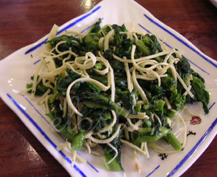 QiBao Delicious-Wannianqing - The green vegetable called wannianqing, mixed with a kind of bean curd. Health Food, isn't it?