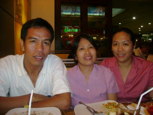 With my mom and dad - We celebrated Valentine's Day (2007) at Lasa (an eat all you can restaurant). Since i have no date, i spent the day with my family at my expense (^-^)