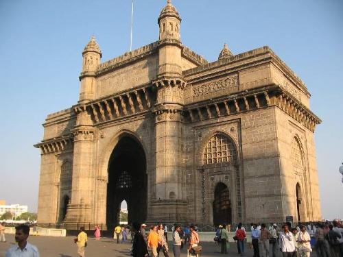 Gateway of India - Mumbai's famous monument, this is the staring point for most tourists who want to esplore the city. It was built as triumphal arch to commemorate the visit of King George V and Queen Mary.