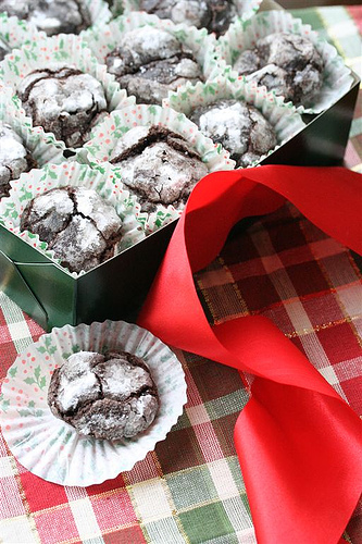 crinkles - this delicious confectionaire sugar covered chocolate pastry can be eaten anytime anywhere