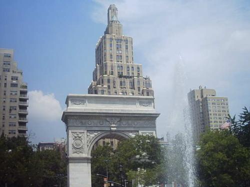 More Washington Square Park - You can see the 'famous' arch in this one. ^^ I love taking pictures there. There's always something interesting to see. I saw a man in a giant banana suit once..
