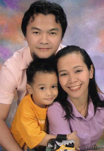 a family that pictures together...happy together.. - me, my hubby and my handsome son.