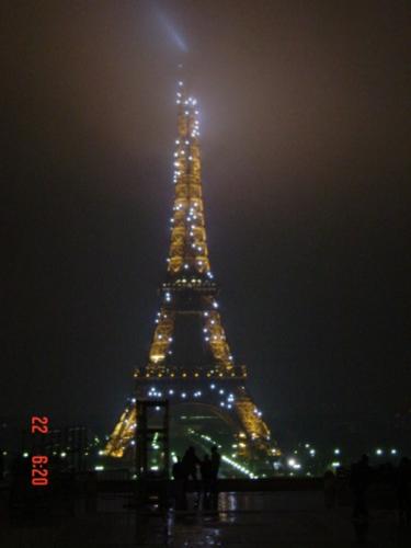 The Marvelous Eiffel Tower - The picture of the Eiffel Tower I took using my Sony Mavica digital camera during my outstation in Paris few years ago. Marvelous picture.