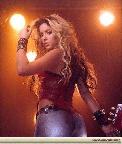 i love this post of shakira... - shes so sexyy ^_^