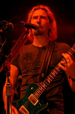 Nickelback - Nickelback, the singer performing live, amazing band!