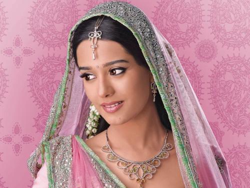 Actress from farah khans movie  - she is an actress from director farah khans movie main hoon naa