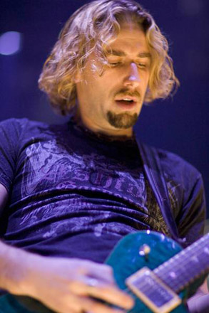 Nickelback - Nickelback, the singer performing on his guitar, amazing!