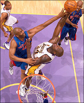 Shaq is blocked by... - This is a photo in NBA Finals 2004.