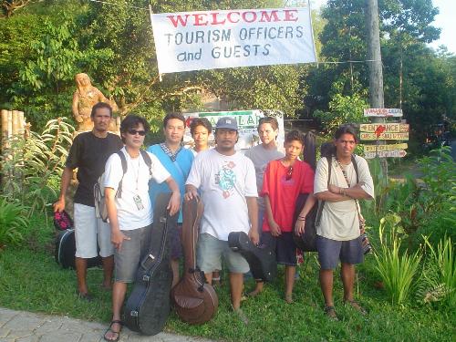 Acoustic Dirtband - The band is preparing to get home from day's work...