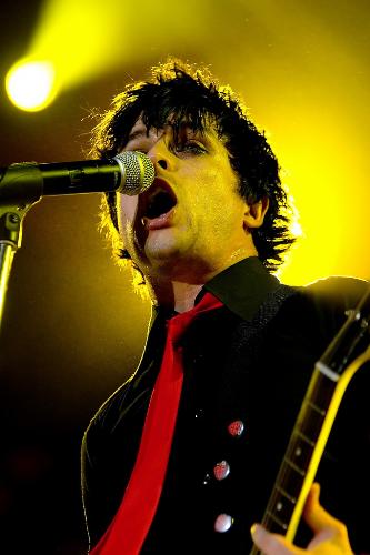 Green Day - Green Day Billie Joe Armstrong Singing 'Wake Me Up When September Ends'. You Can See Tears In His Eyes.