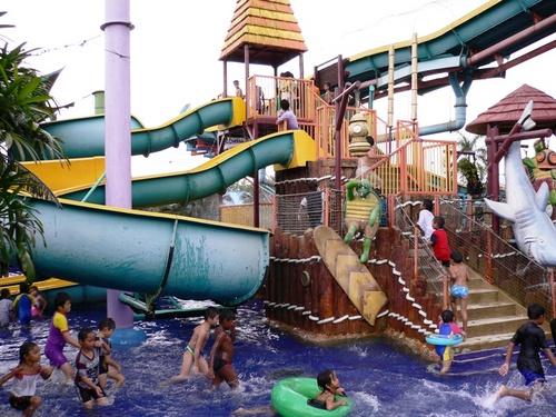 Desa Water Park - This is one of the water parks that I love to go. The water is clean and there are ample place to play around.