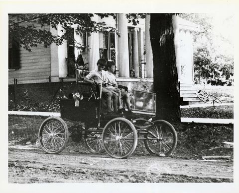 Cars in 1906 - In the year 1906 there were only 8,000 cars and only 144 miles of paved roads. The maximum speed limit in most cities was 10 mph. Cars in 1906 - In the year 1906 there were only 8,000 cars and only 144 miles of paved roads. The maximum speed limit in most cities was 10 mph.