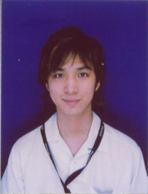 Small Smile to Brighten up the day - this is me 2006  maybe near September there's quite a change though  but i guess the photo is too far hahaha coz it was taken in a photo box but hey this's me