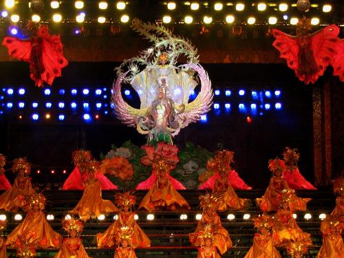 Splendid China Performances in Shenzhen - This spectacular performances in an open area stage in Spendid China Theme Park in Shenzhen