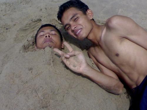 pantai puteri ,melaka - this is me..with my friend, zaba..we having time together at Puteri beach on holiday..so much fun we had.next time,we already planning to having vacation at one beautiful island...later....