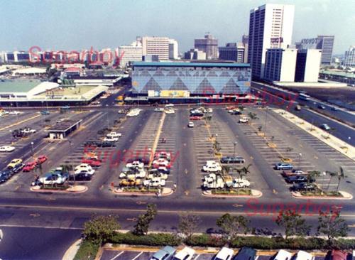 ayala - old makati - This is how ayala center look like back in 70s..when glorietta is not yet build. Rustan's is there already but it is being renovated now!