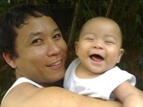 papa and the baby - Taken under a tree. Like father, like daughter? NO!
