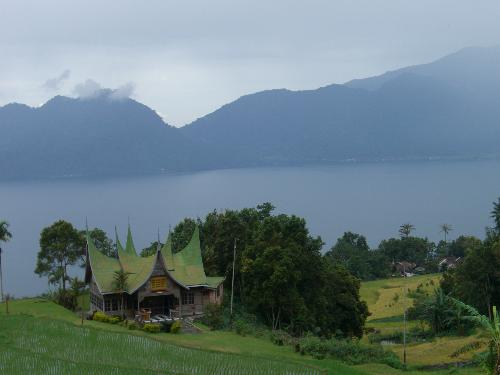 Maninjau Lake, Padang, Indonesia - It&#039;s located in Padang, Indonesia. Firstly you&#039;re coming here, you will face with a dizzy raodway, called "Kelok 44".
But after that, you&#039;re gonna be amazed with a beautiful scenery of this lake. Maninjau lake is in hilly area. The weather is cold and a little bit windy there. 