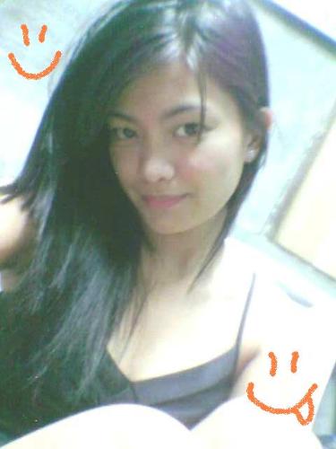'this is me' - 'what a boring day'and no one can appreciate my beauty..... hahaha i'm all alone in my room i took the camera and take my picture... and goodness!!!!!! my image just came perfect!!! yehheyyyy.....