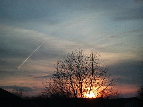 The dusk - Look at this beautiful photograph of Sunset on winter eve. This photo was shot using a NOKIA N93 phone. A 3.2 MP camera with Carl Zeiss lens. Shutter speed and exposure were set to automatic. Only 2X zoom was activated during the shot.