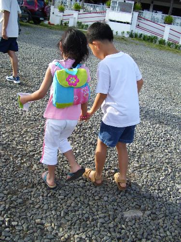 "hhww" - .. i like holding hands with my ex. I miss rubbing his hands to mine. waaaaahhhh!