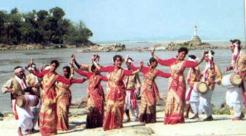 bihu dance - this is a traditional dance called bihu.Bihu is from from Assam(a small state in India).Bihu is a new year for the people of Assam.April 13th is the new year for Assamese people.