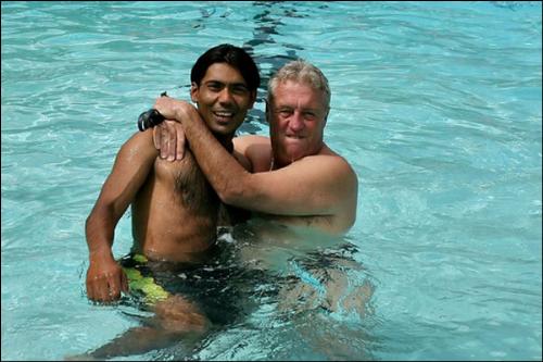 Memorable phot of Bob Woolmer with Sami in Pool - This si the picture of Bob Woolmer with Muhammad Sami in pool