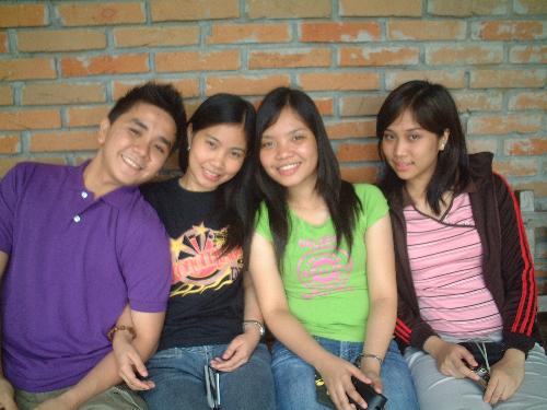 caleruega pic with the girls - picture with the girls