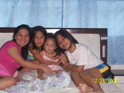 Wacky Pic - I always smile when I see this photo. Aren't we cute? hehehe :) That's me in pink with my adorable nieces Keeshia Crysstele and Nicole Summer and my cutie sister Mary Pearl. This photo was taken last December 2006. Ahhh.. angels!