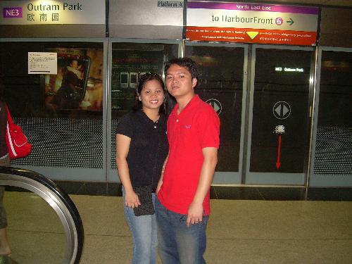 MRT station - This was taken while waiting for the train. Singapore's MRT stations are just awesome. Very squeaky clean and presentable. That's why i think it's worth taking pics here.