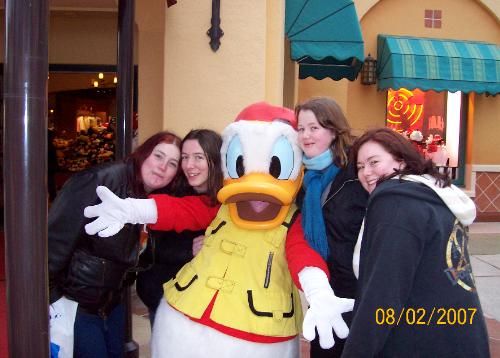 Steff, Me, Huey, Charly & Sam in Disneyland Paris - Look who we met in Disneyland Paris! xD