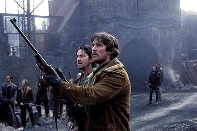Reign of Fire - Gerard Butler and Christian Bale face dragons and Americans in Reign of Fire