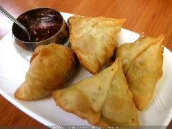 samose with chutney. - yummy