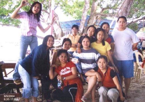 after breakfast at Paradise Island, Samal - my officemates and myself looking around the resort for its beautiful sceneries... this is after our breakfast...