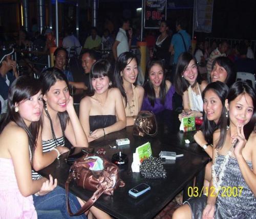 a night out with my glamorous friends - i had this photo when we had a girls' night out with my cool buddies just last saturday, it was the 17th of march, the night after kadayawan in davao. we were at autoshop and we were really havin a great time!