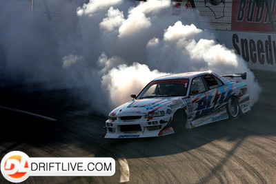 R34 skyline!!! - This car is smoking it up..people behiind them are getting high,,lol