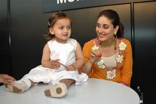 fan -  kareena with the cue kid of a fan !