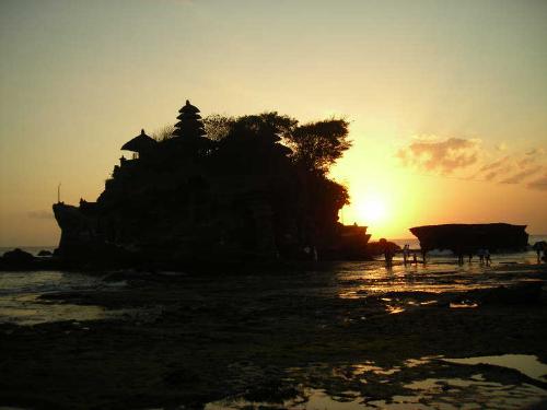 tanah lot bali - tanah lot at sunset never forget to take an advanced camera when you planed 2 visit tanah lot amazing sunset is a daily scenery here