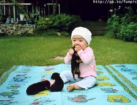baby eating hot dog! - luv dis pic!da baby is so cute in dis pic!