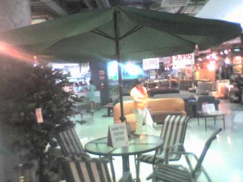 umbrella with a table - lolz...i don't know how to call it but it was pretty enough to catch my sight and I took a picture of it right away