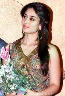 kareena - here is the picture where she won an award of the best actress voted by polling on the internet .