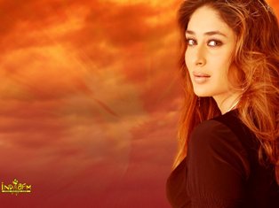 kareena - a cute , simple , no loudness , picture of her . this image i like for its simplicity