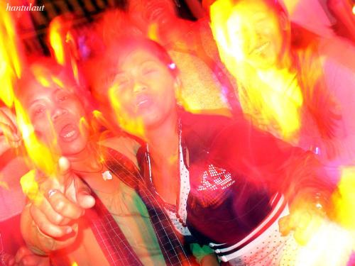 Party Crowd - Heat up the night, pumping in and out with some folks. Yes jump jump jump...