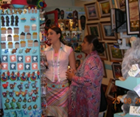 shop - Kareena kapoor caught caught shopping on the streets of mumbai . Go bebo ,