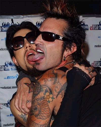 tommy lee and dave navaro - kissy face!!!