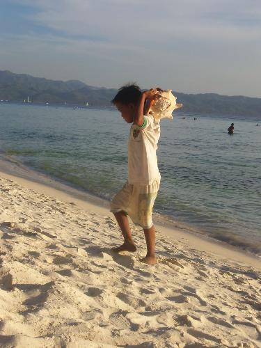 child selling shells - As u can see in the picture, that's a child selling shells to tourists in boracay...
