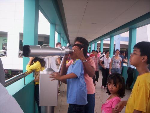 viewdeck - at the back of the mall is a viewdeck. for only five pesos, you can use the telescope to jave a better view of manila bay :)