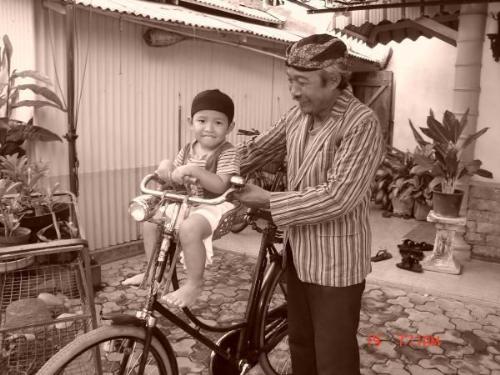 bapak / father - bapak / father image this old man, already traveling to germany, japan, holland, singapore and go hajj in makka and madinah. but not once he show his proud of him self. still with the 'blankon'(jawa headcap) and 'sepeda kotrik jadul banget'( very old bycicle). how can i look for other, bapak? as my idol?i hope one day he will be proud of me.