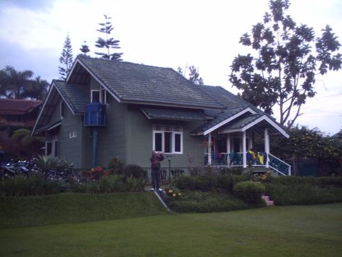 puncak megamendung - green village side yard view