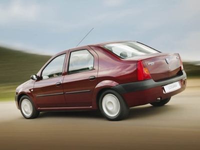 dacia logan 1.6  - view form the back in motion. 
